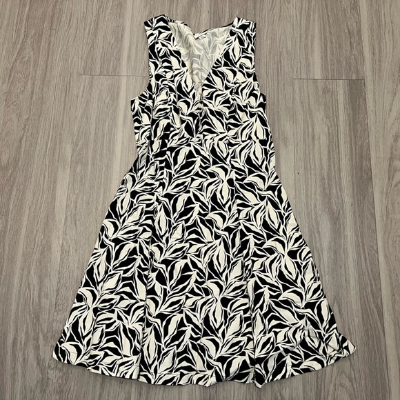 a new day Dresses & Skirts - a new day Black and White Leaf Pattern Dress size 8